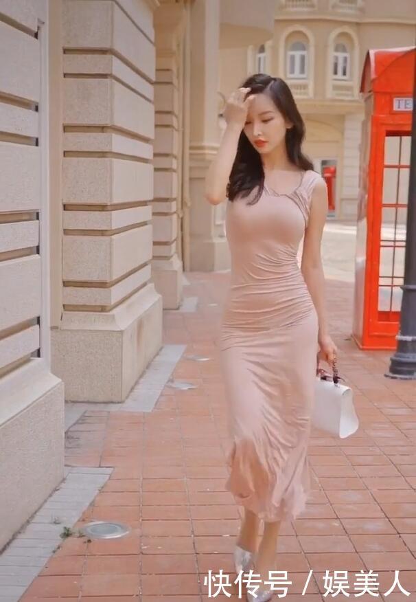 【远远】紧身长裙下的时尚美女,远远看去就有一种落落大方的美