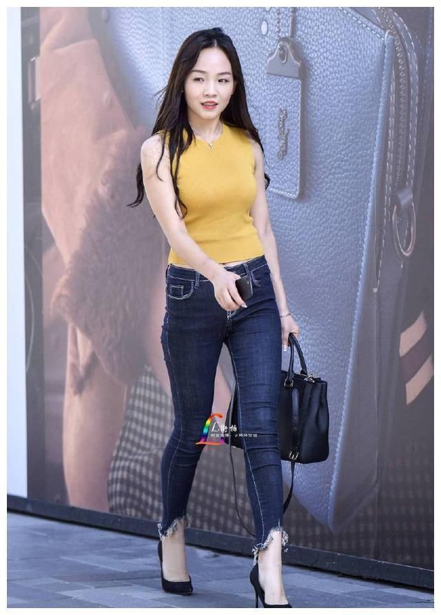 上海街拍:曲线迷人的紧身裤美女，凹凸有致的身材，十分抢眼!