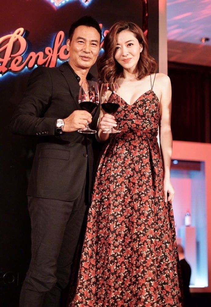 熊黛林真够猛，穿吊带裙玩性感 ，网友:这身材简直在拉仇恨