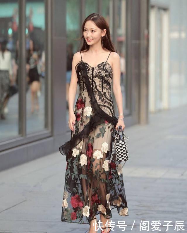 拍白:街拍白短裤+红背心,秀出修长的双腿,彰显满满阳光气息