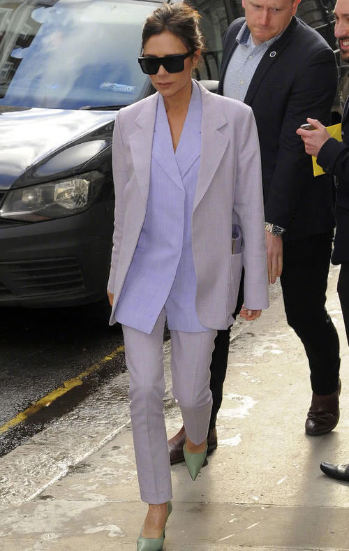 “贝嫂”维多利亚长裙拖地穿出气场，网友：心疼地上的裙子！