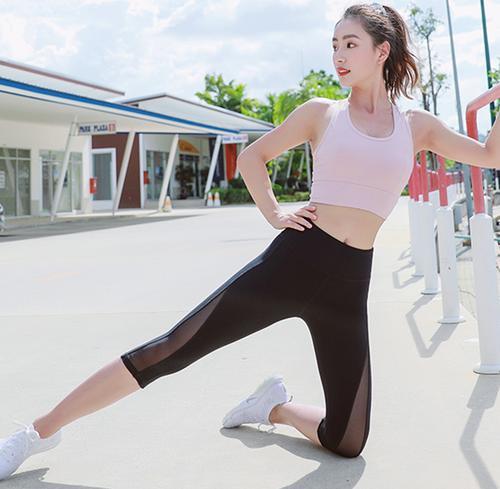 街拍：魅力十足的打底裤小姐姐大气不紧绷，显出迷人小蛮腰！