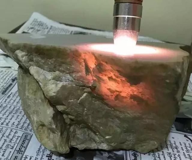 580万缅币拿下的原石，切开后裂得一塌糊涂，最后却大失所望！