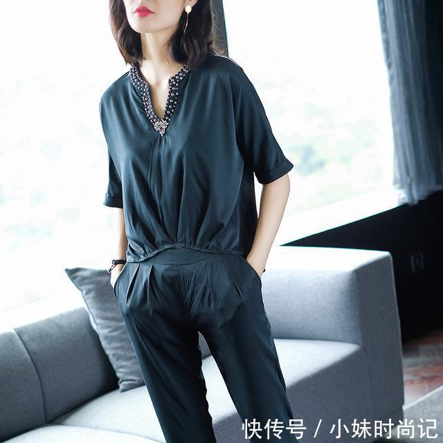 【女性】身为职场女性,在衣品上穿法要带点灵动性,比如穿套装就很精神