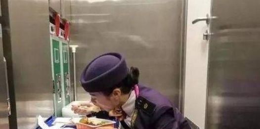  「美女」为什么在高铁上，很少看到乘务员吃饭？来听听美女乘务
