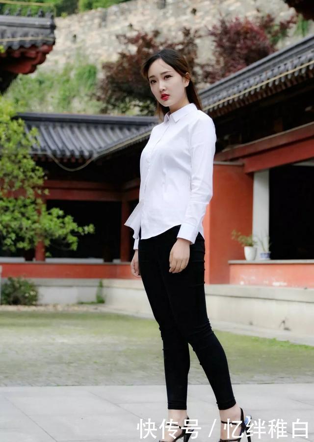  『气质』美女一双尖头高跟鞋更显示出她的气质与魅力，带着一种浪漫的飘逸