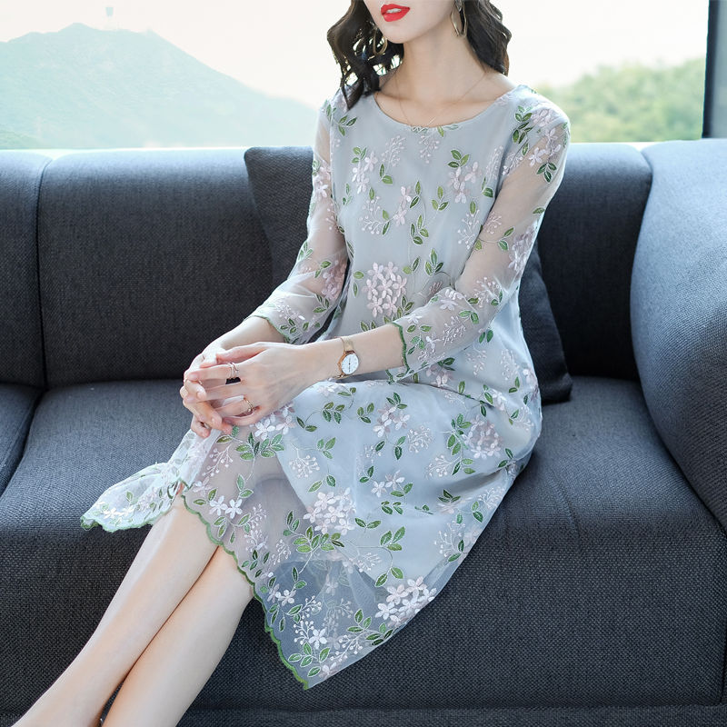 女人到了48岁，别乱穿!看看下图女人这样穿，款款上身美到爆炸