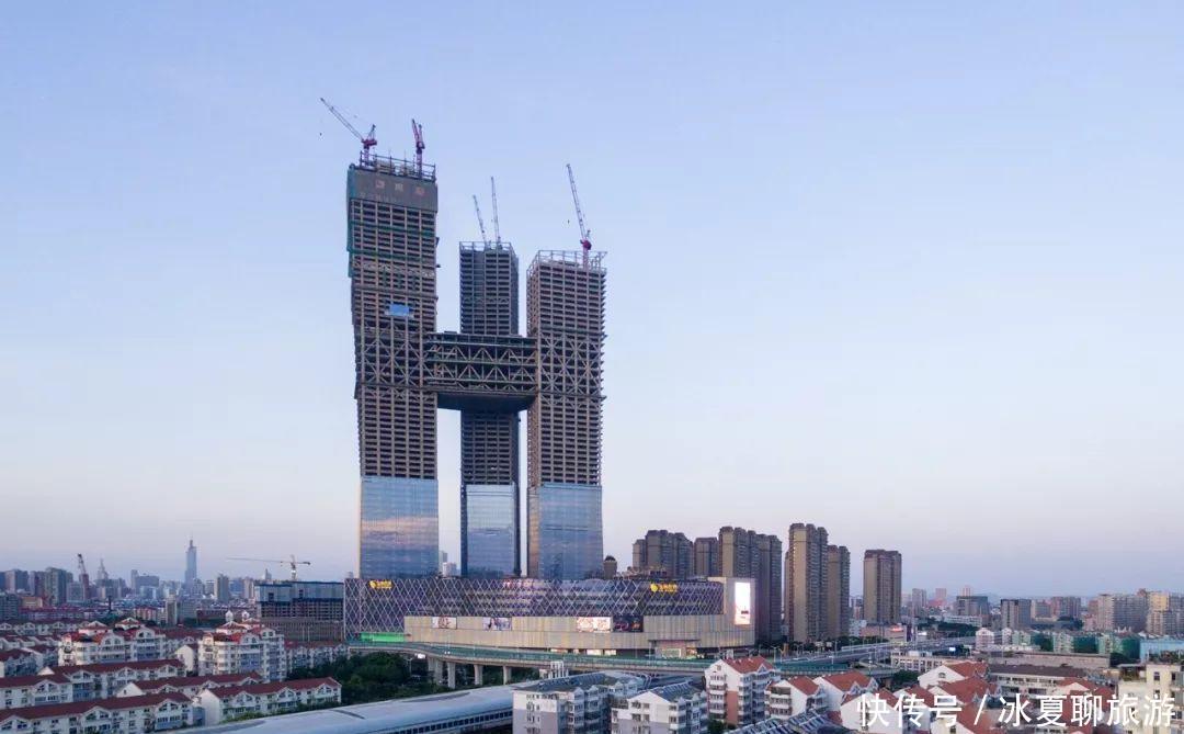 南京所打造的新高楼地标，由3栋塔楼组成，耗资100亿，最高368米
