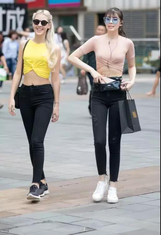 路人街拍，微胖小姐姐穿热裤搭配西装外套，气质有气场，令人移不