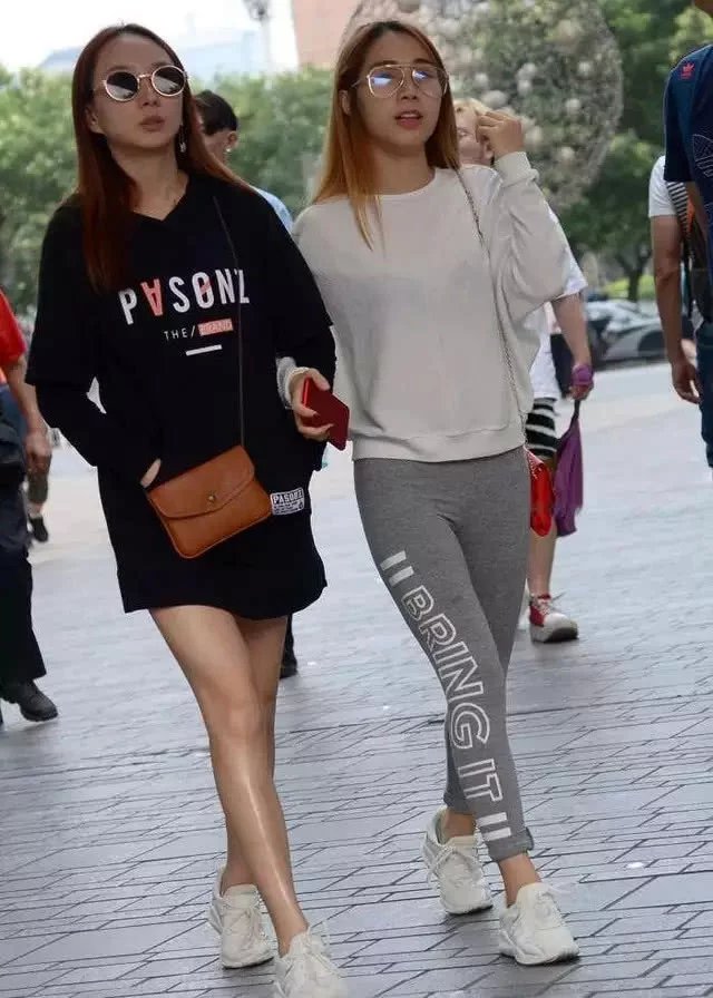 文静淑女气质小姐姐性感开背装搭配紧身裤，时尚靓丽让人羡慕