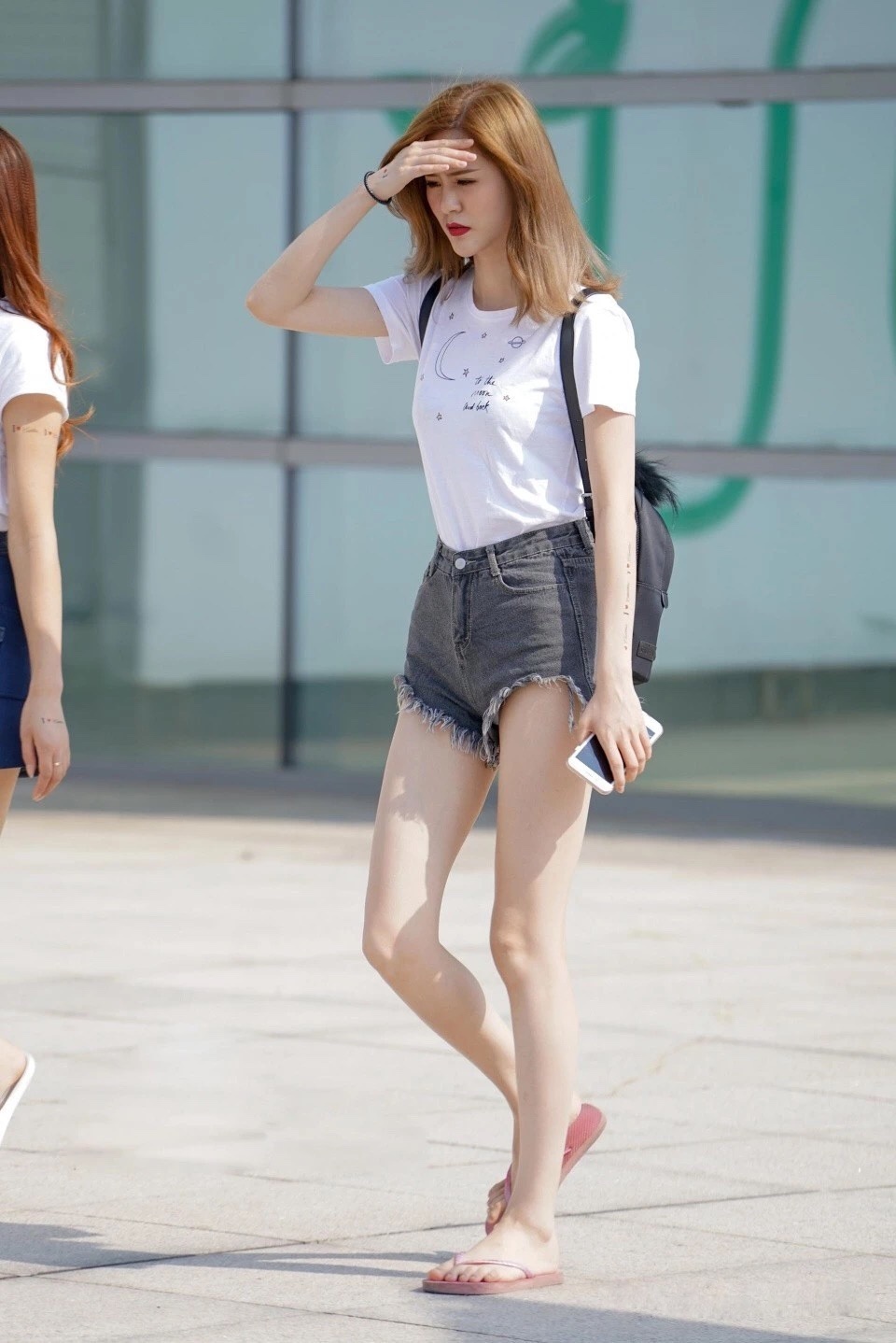 街拍：穿短热裤的姑娘，让气氛更躁动不安！