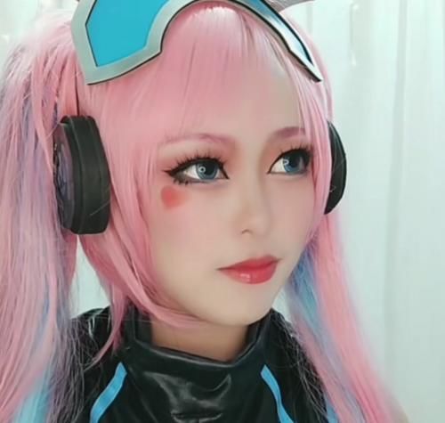 # 凑个#开始:凑个热闹,结束:民政局搬过来了,美术生仿妆“安琪拉”