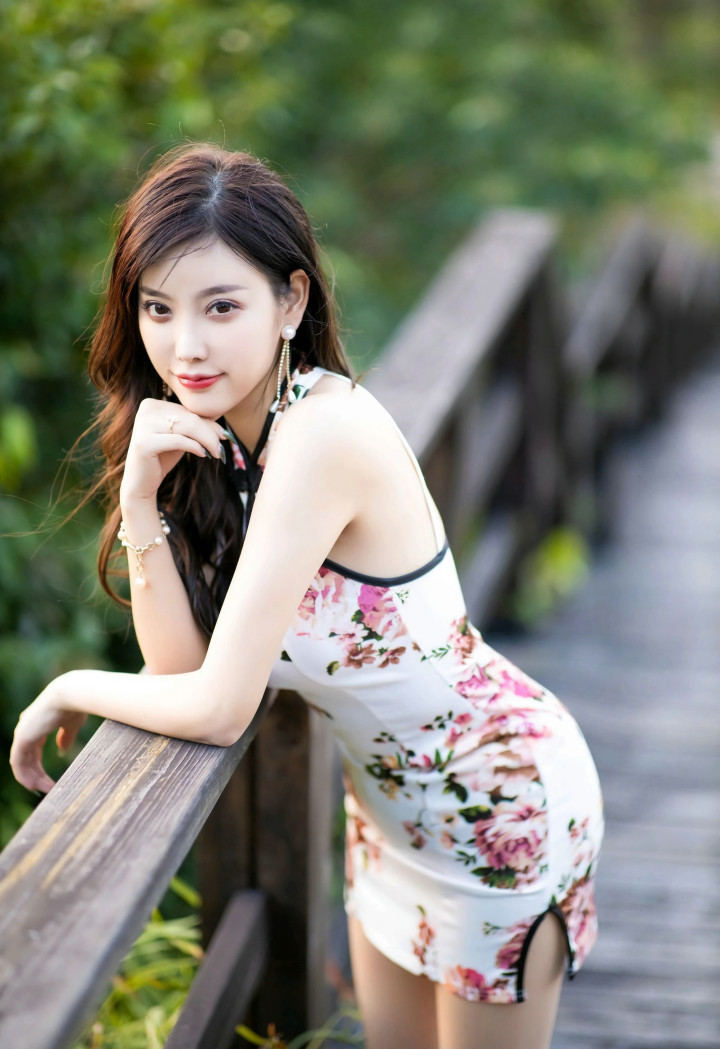  「得了吧」白色旗袍别一番风情, 让人无法抵抗得了吧?