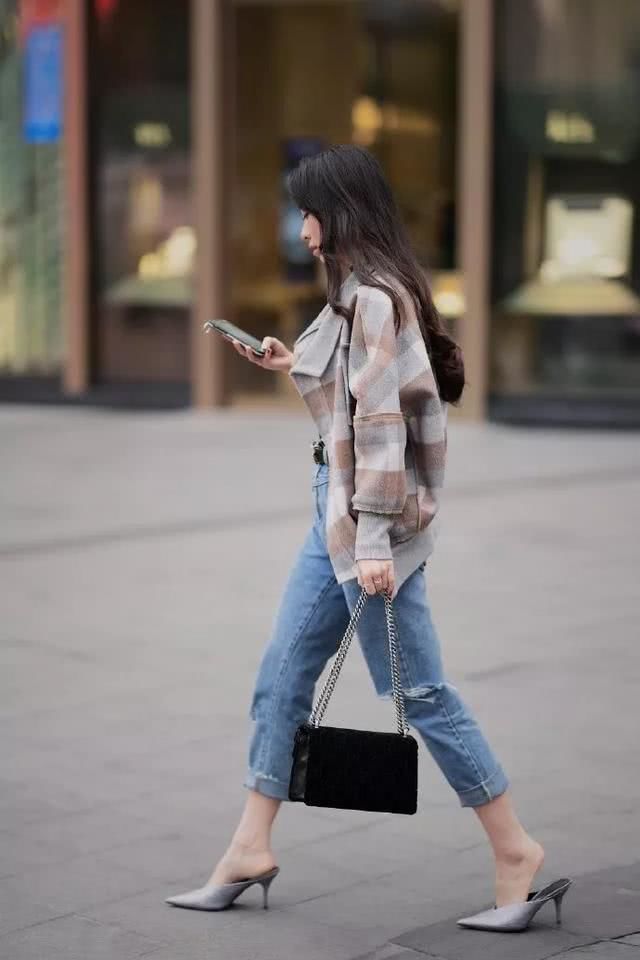 『长裙』街拍：长发美女，身穿吊带长裙，经典中透着时尚感