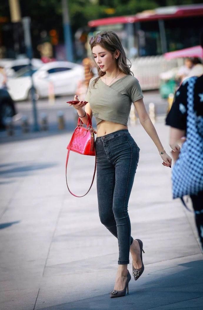 清凉一夏:街拍清纯美女妩性动人心，每一个都清纯至极到世间罕见