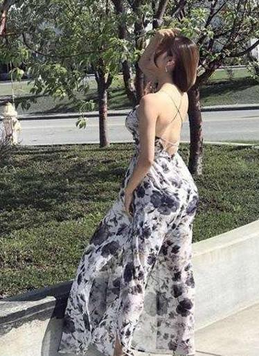 小姐姐穿露背长裙，性感的V领，凸显曼妙身姿又不失优雅！