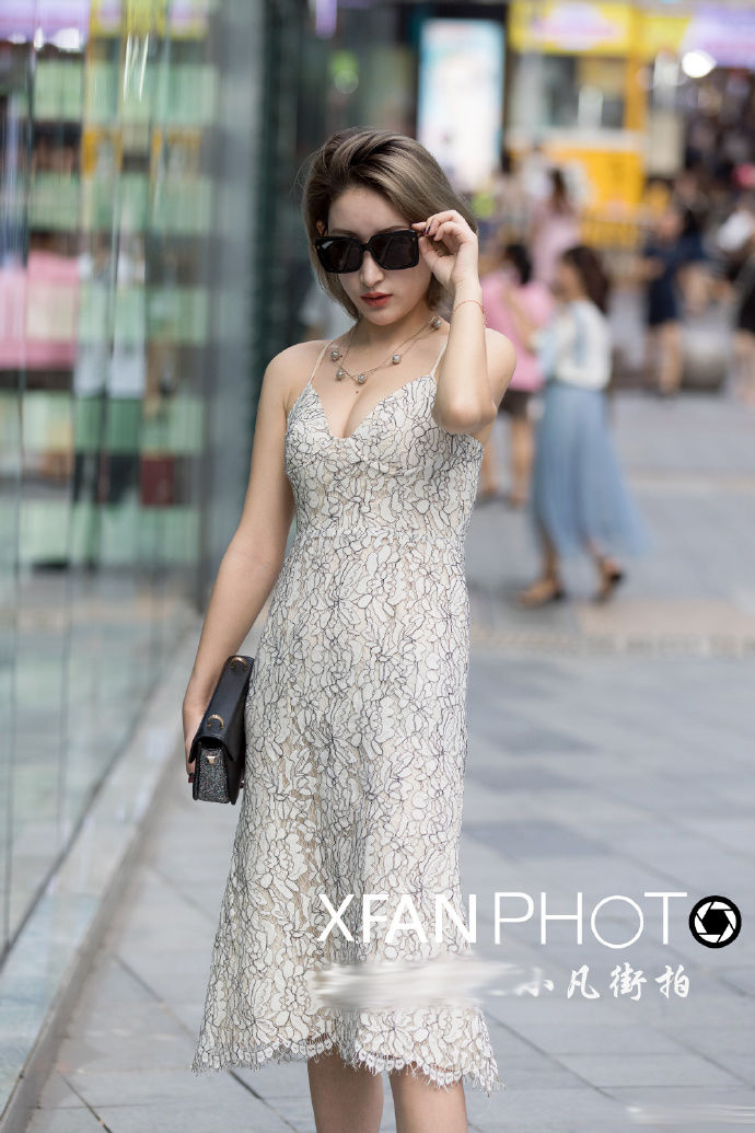 街拍重庆:长得好看的，穿什么都好看，都很时尚大气!