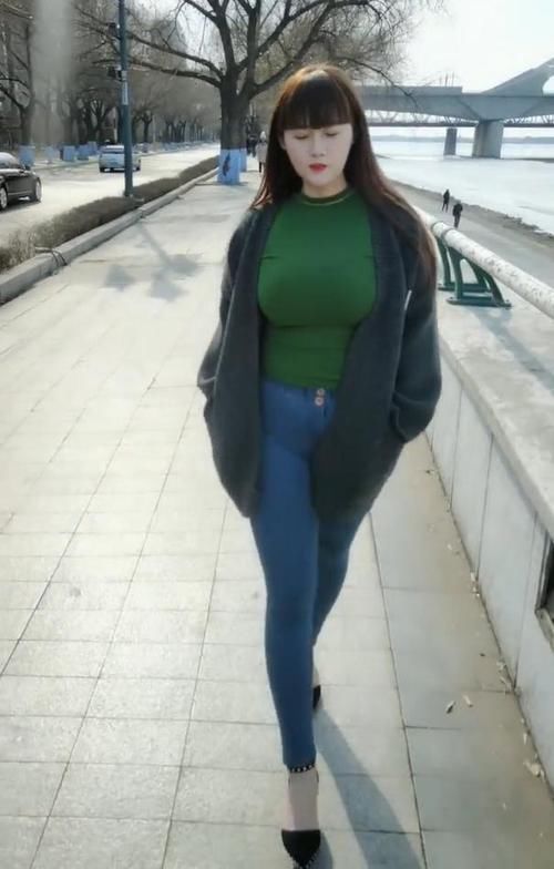 【小姐姐】微胖美女在直播界走红,户外穿搭休闲,美得高雅!