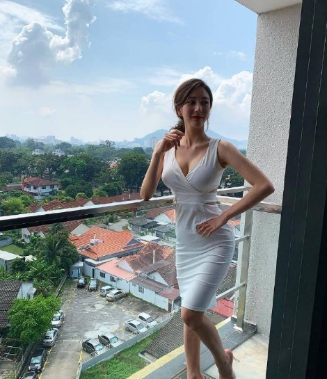 美女@很懂得自己风格的美女,这白色紧身裙搭透明高跟鞋真好看