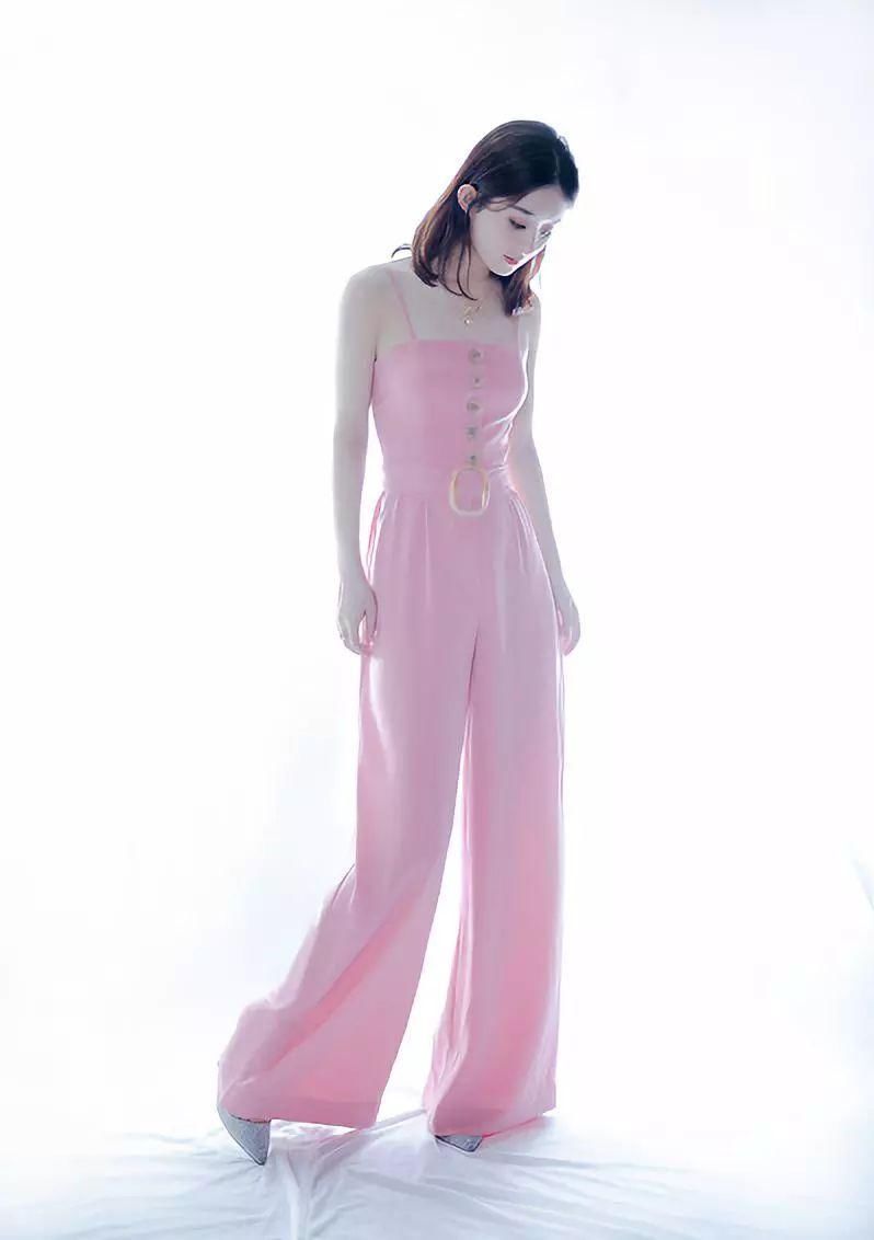 赵丽颖出关，穿吊带连体裤脚踩细高跟，小蛮腰实力打破怀孕传闻