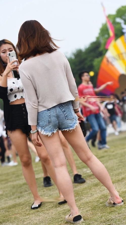 街拍 美女身穿灰色背心 热辣性感之外还有一份洒脱利落的叛逆感