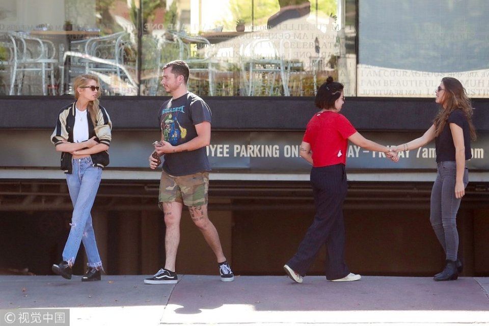 KK女友麦克斯韦秀小蛮腰比例逆天 抱臂走路手指镜头冷漠脸上线