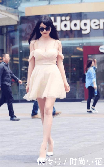 街拍: 黑色吊带裙一展大长腿, 肌肤白嫩, 犹如泡过牛奶！