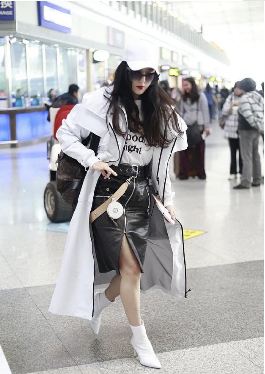 范冰冰机场无修图曝光，腿粗胯宽皮裙都快撑破，网友:减肥失败了