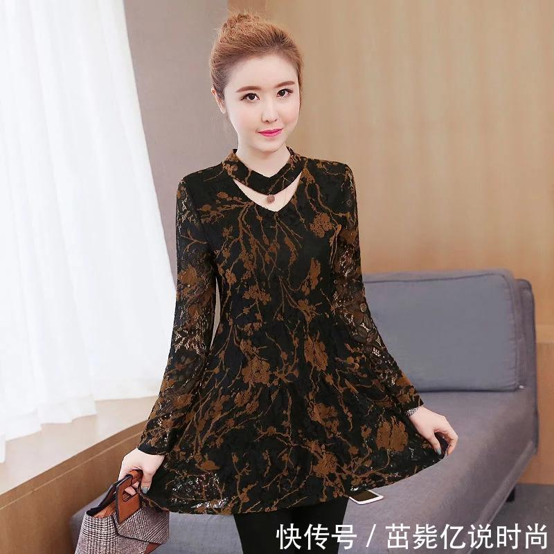 小姨是个时髦精，刚入秋就穿这样的精致小衫，出门走哪都夸衣品好