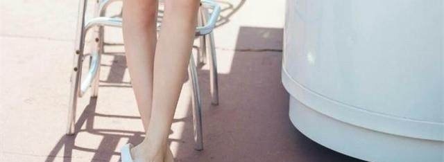 关晓彤最新海边街拍终于美回来了，不过网友们却关注她的下面