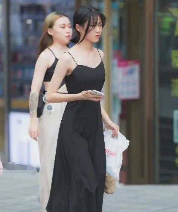  [搭配]街拍：身材苗条的小姐姐，一条黑色的连衣裙，时尚唯美气质