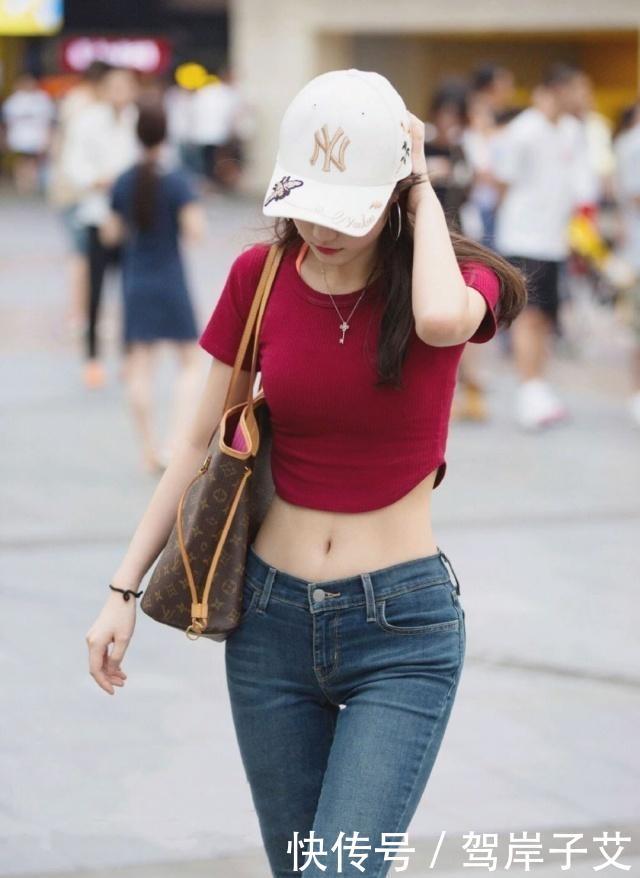 『特别』路人街拍,小姐姐端庄大气,一身搭配上身特别显身材