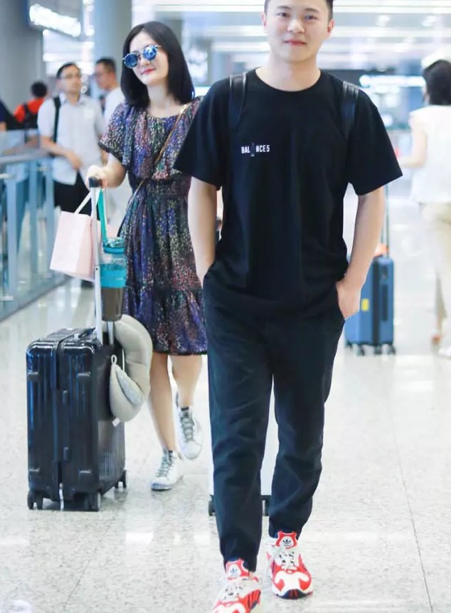 谢娜穿7千块的裙子难得美了一回，却被助理抢镜了，网友:尴尬不?