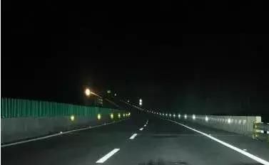 夜间开车上高速，应该使用近光还是远光灯，很多新手司机都选错了