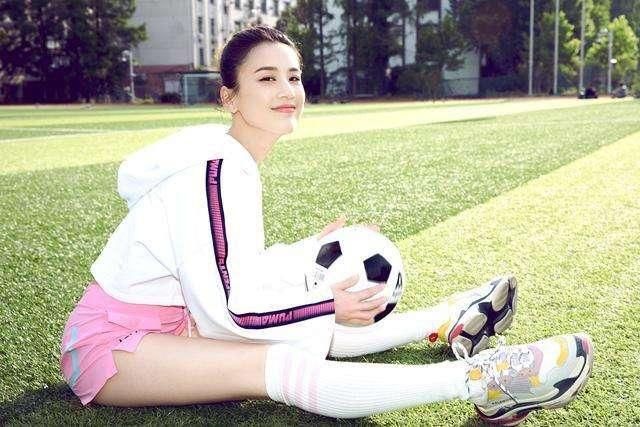 黄圣依反季节吸睛?长裙内套背心搭半身裙，网友直呼:看不懂时尚