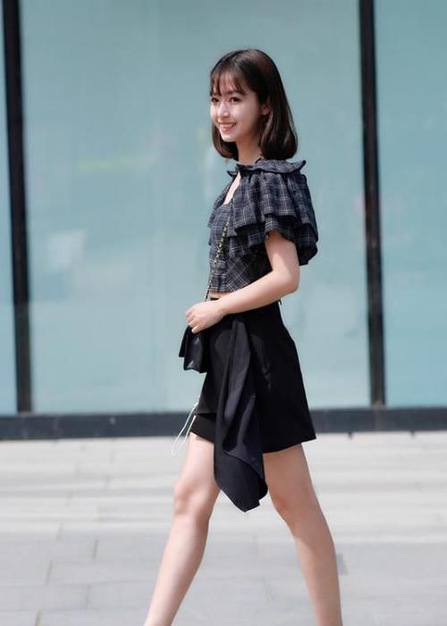 小姐姐■潮范儿女神来了,街拍:面带笑容的小姐姐,一件格子上衣配黑色短裤,时尚魅力气质