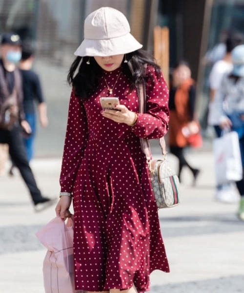  [衣服]小姐姐的衣服亮了：前面看是上衣和裤子，后面看却像连体裤，牛！