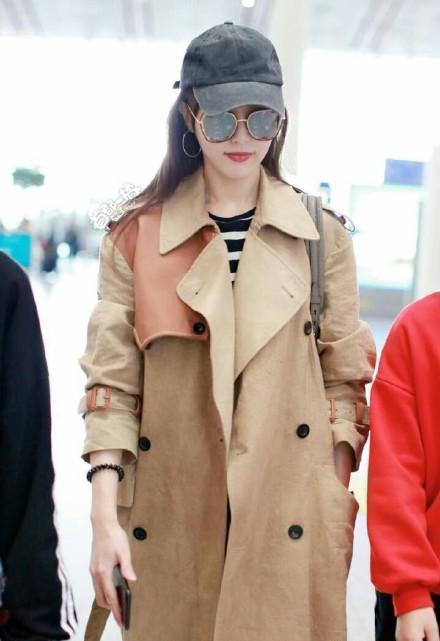 唐嫣和董洁机场同穿卡其色风衣, 只差4岁竟一个似超模一个似村姑