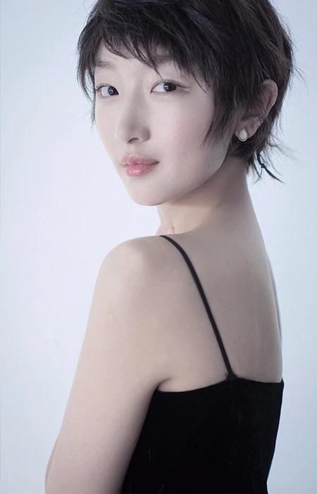 37岁的秦岚用妆容告诉你，姐只有18岁！却依旧风韵犹存！