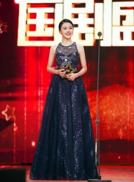 90后的她，颜值媲美迪丽热巴，更是受杨幂一直热捧