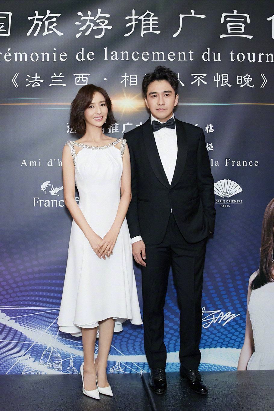 佟丽娅穿婚纱礼服现身，烫了头发颜值回归，网友:早该换这个发型