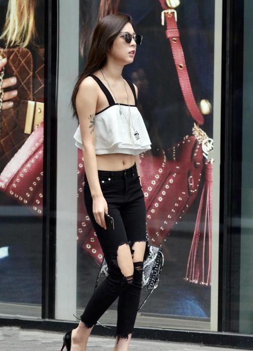 路人街拍：小姐姐白色吊带背心搭配紧身牛仔裤，成熟又有气质！