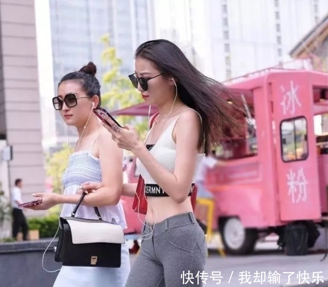  夸张：街拍：毫不夸张地说，这才是百里挑一的真女神！
