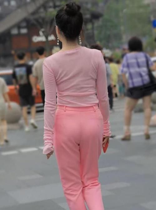 #搭配#街拍：身材苗条的美女，一条绿色的连衣裙，时尚唯美好身材