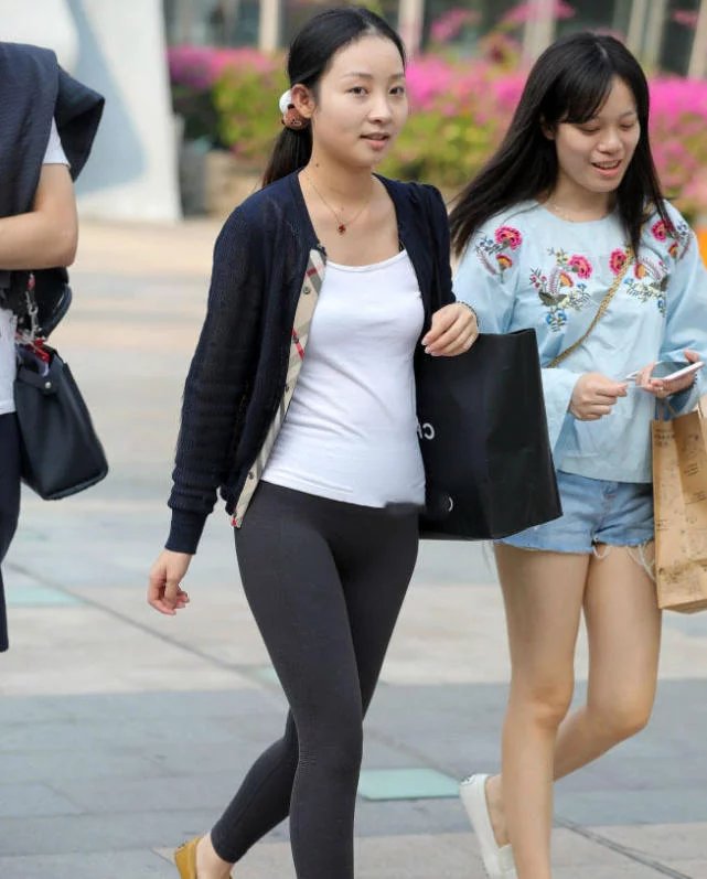 轻熟女身穿黑色紧身裤很性感