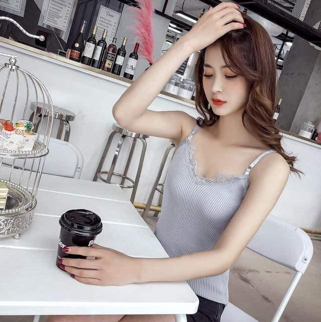 牛仔裤搭配高跟鞋，穿出凹凸有致的性感身材