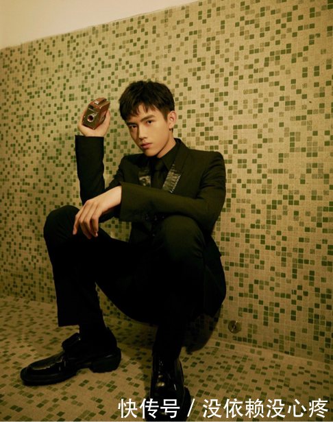 张馨予颁奖华鼎奖