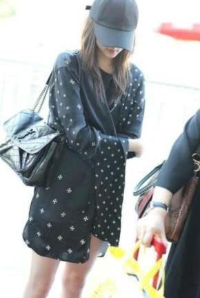 20岁关晓彤秀腿,26岁热巴秀腿,网友:鹿晗眼光果然没毛病!