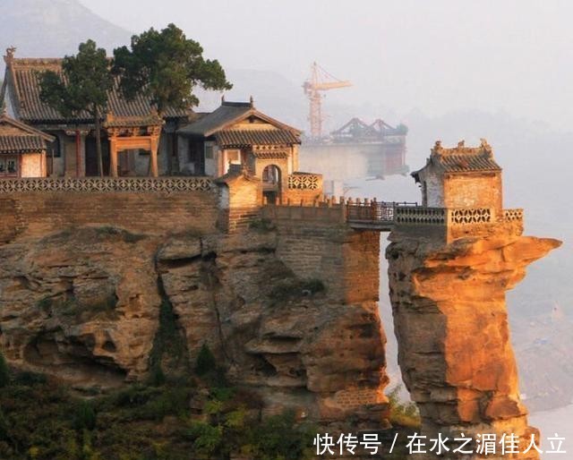 建在黄河边的寺庙，三面都是百丈悬崖，日落时分壮观不已