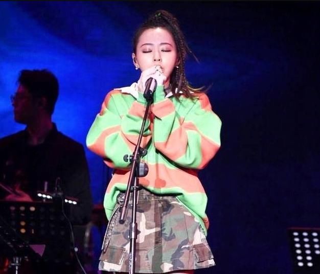 张靓颖太胆大!透明雨靴也敢穿上台?网友:浓浓的脚臭味扑面而来